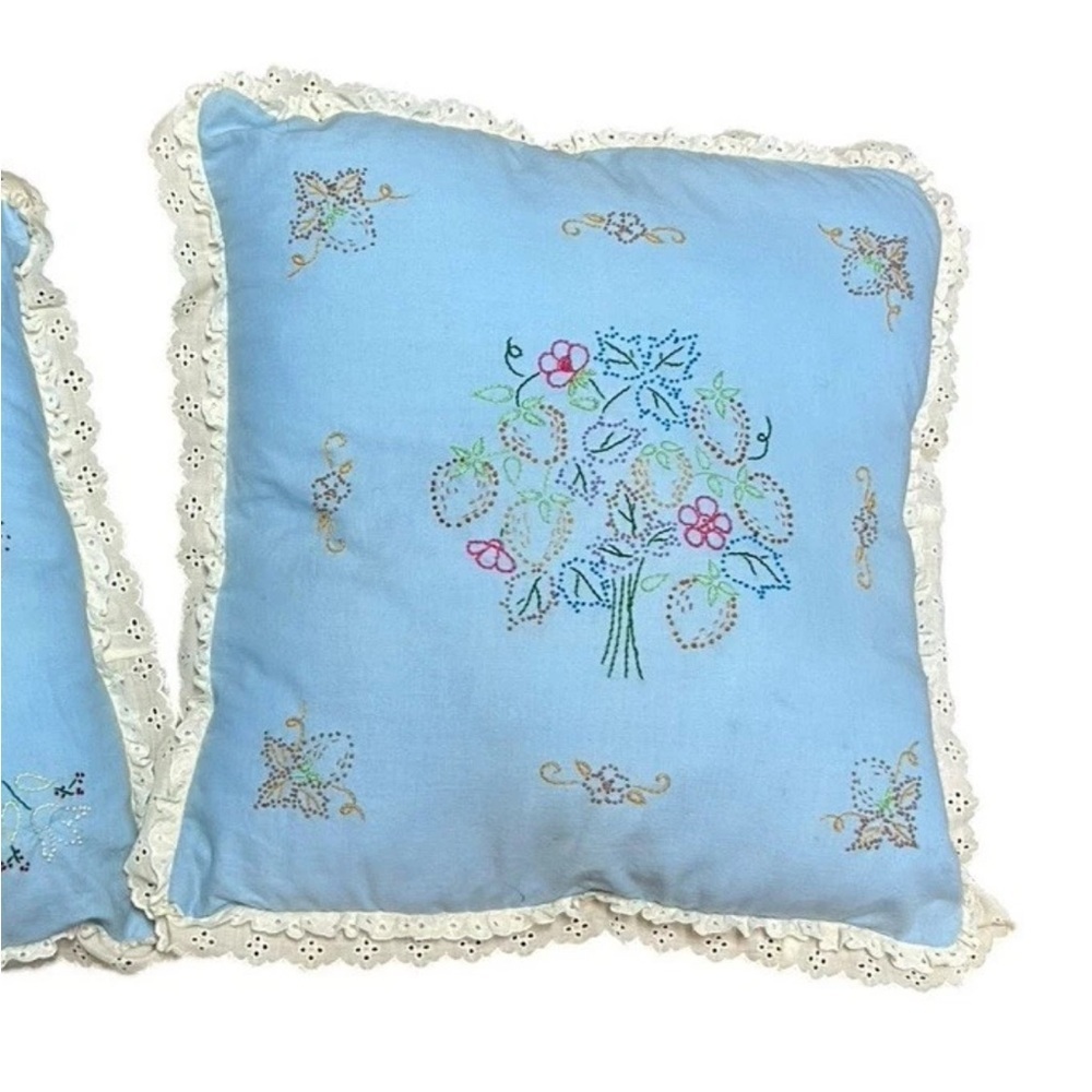 Vtg Pillows Set Of 2 Embroidery Needlepoint Floral Handmade Blue 16x16 - Picture 3 of 5